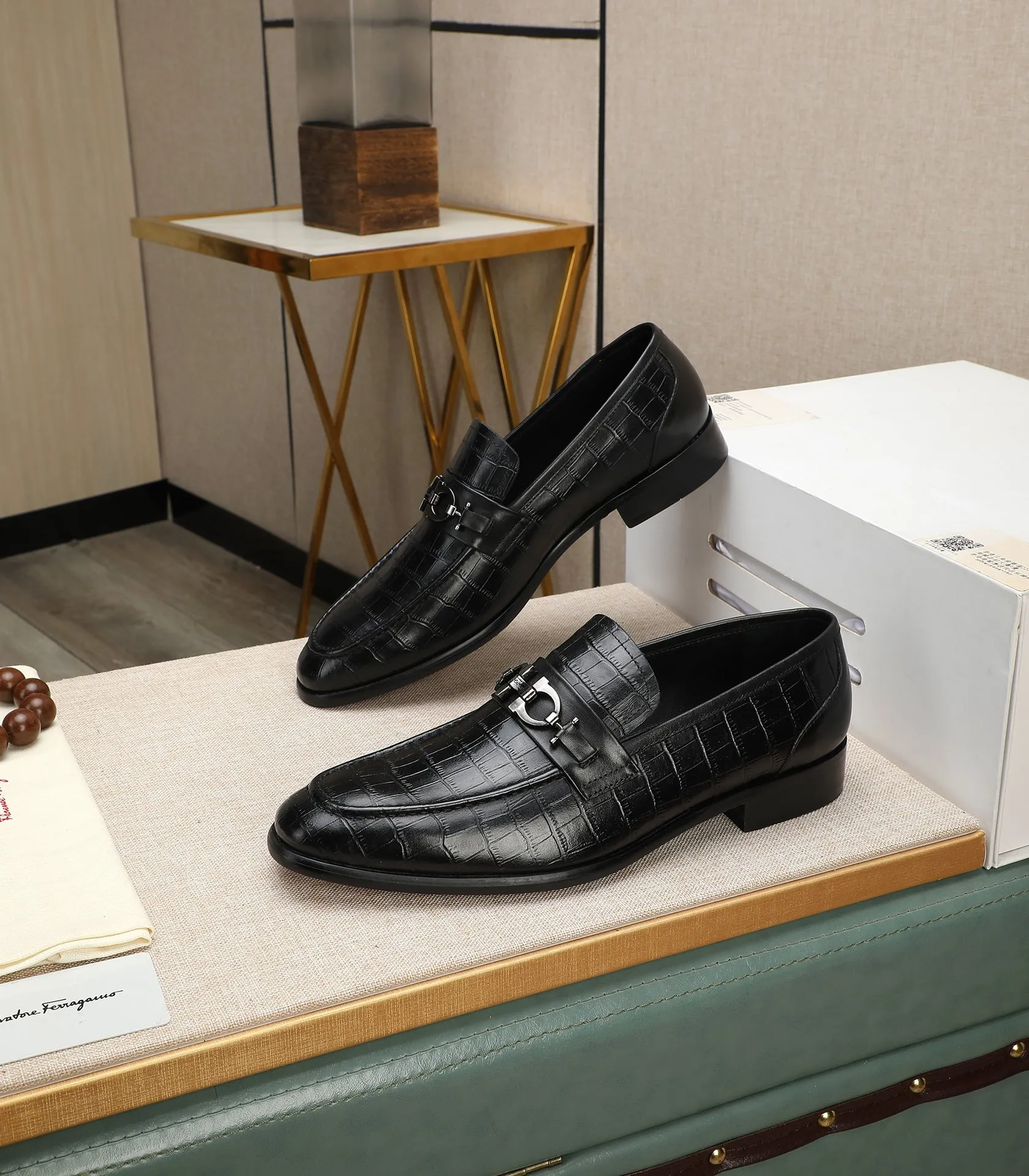 Men's shoes 💰540📛📛(water-dyed cowhide) Salvatore Ferragamo high-end (Salvatore Ferragamo) is the world's top luxury footwear brand. It comes from the fashion kingdom of Italy and is famous all over the world for its traditional handmade design and novel styles...🚶🏻🚶🏻New suit shoes are available simultaneously at the counter. This model is purely handmade. The fabric is imported from Italy's original first-layer cowhide. Soft water-dyed cowhide lining. Original authentic outsole🌀🌀Size: 38➖44 (45 customized)